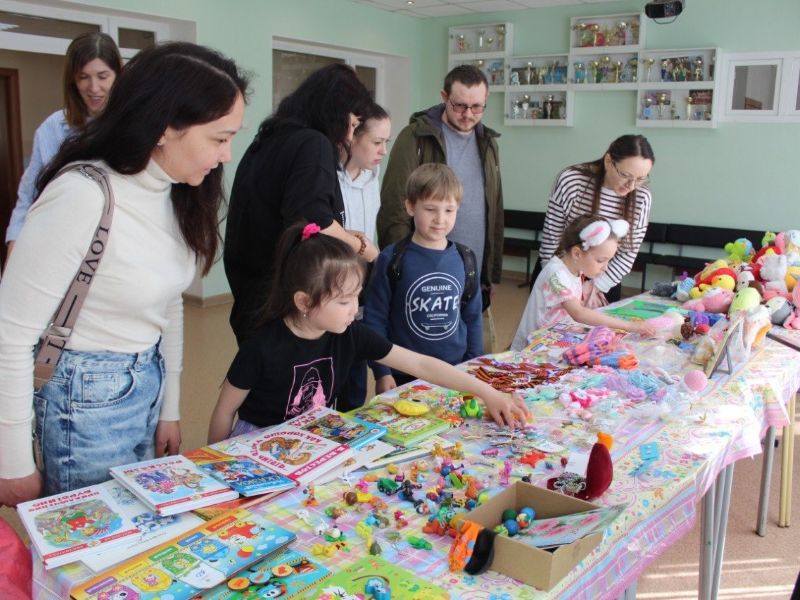 В Омске прошла благотворительная ярмарка «Дети – детям».