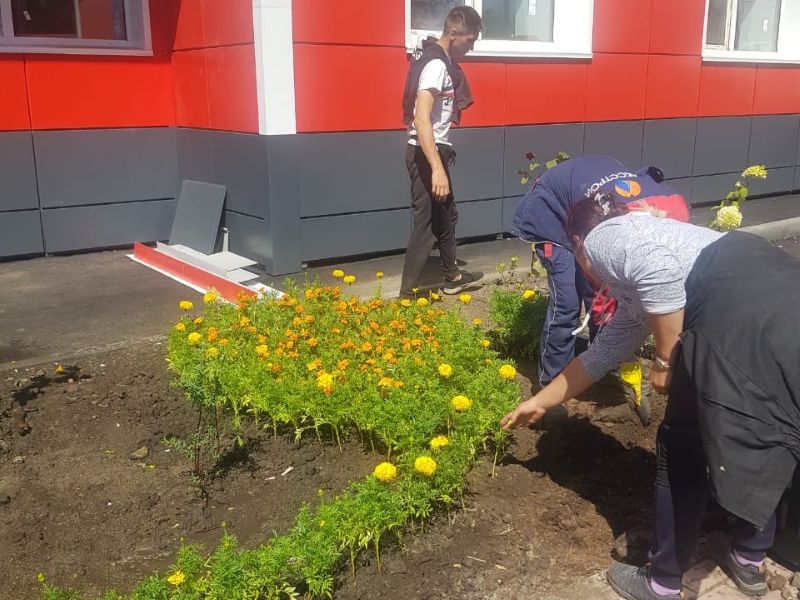 На улице Рождественского ведутся работы по благоустройству территории вдоль Госпиталя ветеранов войн.