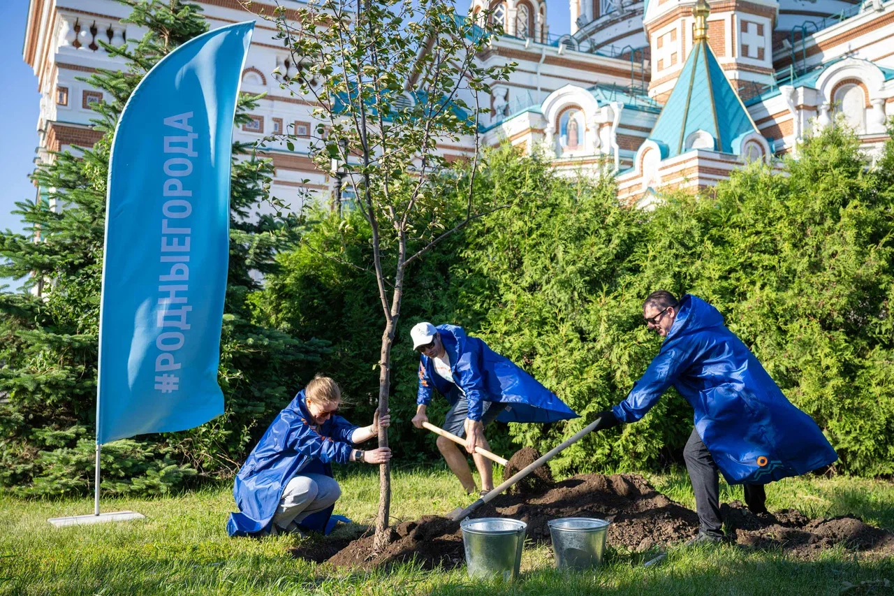 Волонтеры ОНПЗ высадили яблони в центре Омска.
