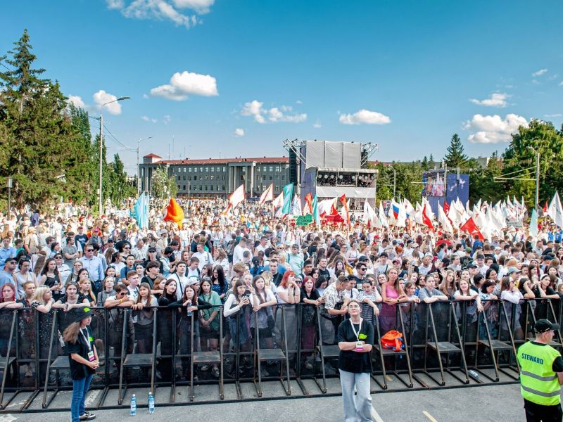 Омичей приглашают ярко отметить День молодежи.