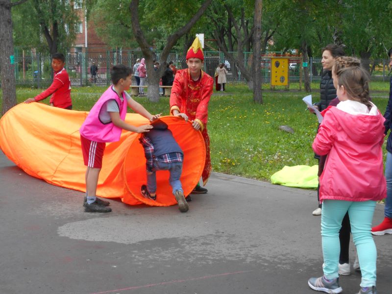 Юных жителей Кировского округа приглашают отпраздновать Международный день защиты детей.