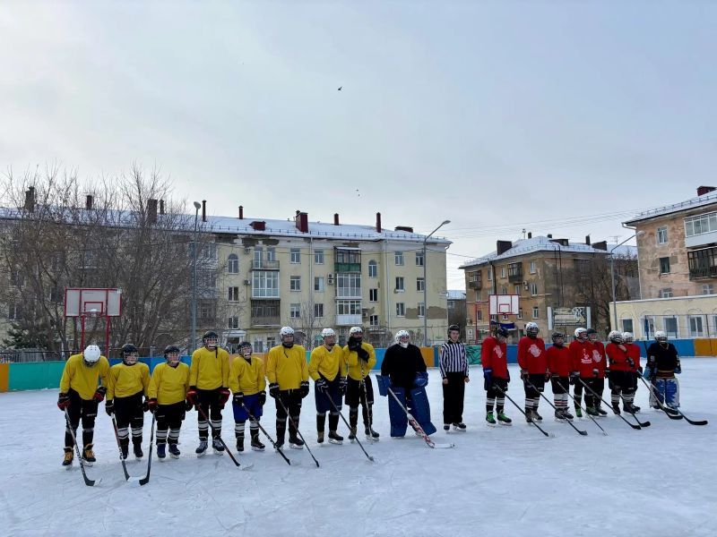 В Омске проходят турниры по дворовому хоккею.