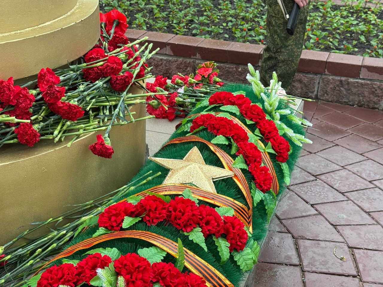 Первые лица города поздравили омичей с Днем Победы.
