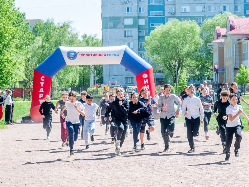 В Омске завершилась XI городская легкоатлетическая эстафета «Неделя бега – Эстафета памяти».
