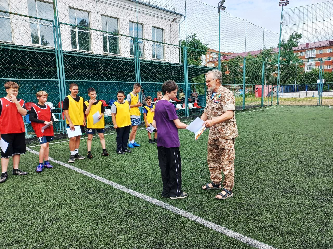 В Центральном округе прошел товарищеский матч по футболу.
