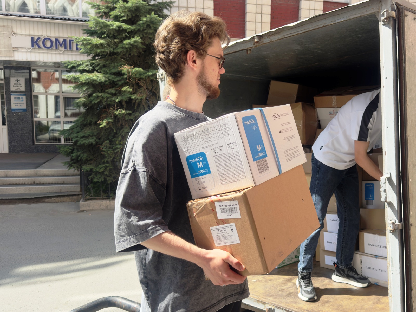 В Центральном округе собрали гуманитарный груз.