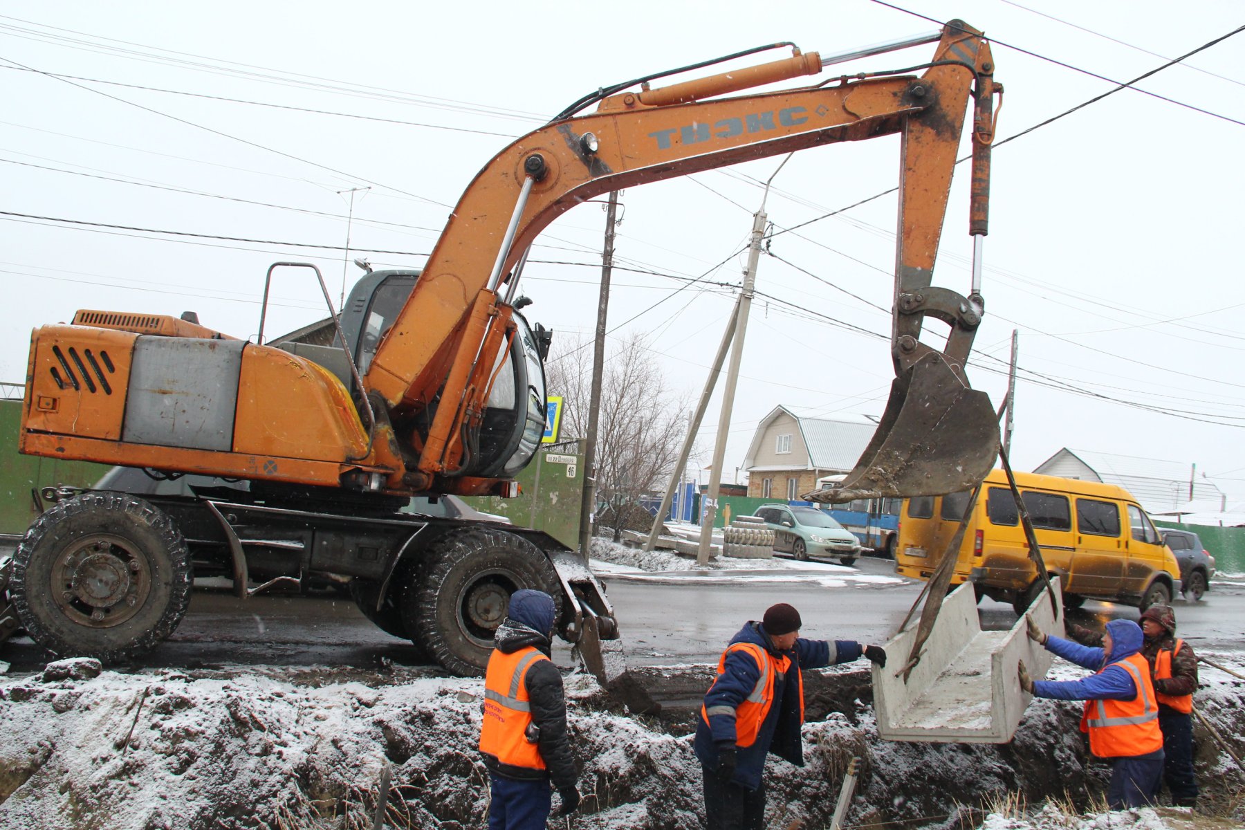 В Кировском округе продолжается работа по обустройству ливневок.