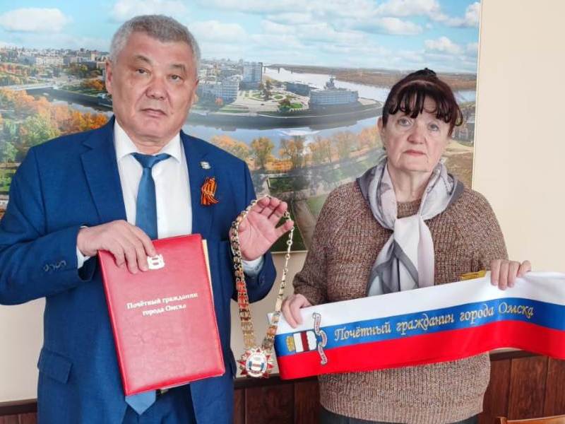 Атрибуты Почетного гражданина города Николая Коровкина вручены его дочери.