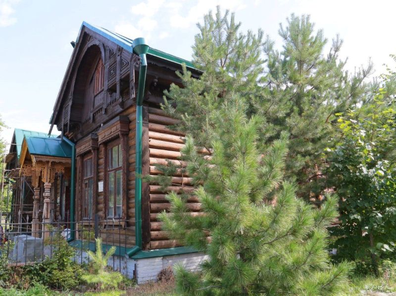 Мэр Омска проверил, как идет ремонт в Музее городского быта.