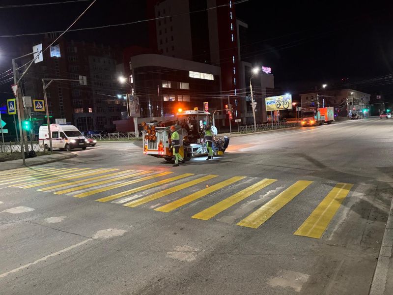 В Омске продолжаются работы по обновлению дорожной разметки.