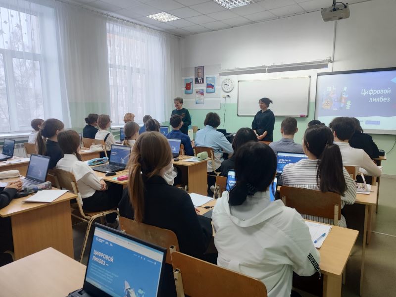 В омских школах продолжается формирование списков на зачисление в десятый класс.