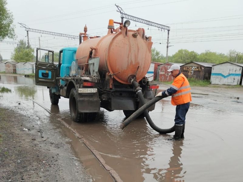 Дорожные службы продолжают откачивать воду после дождей.