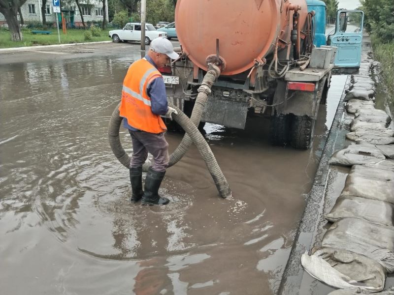 Сегодня дорожные службы продолжают работы по откачке воды.