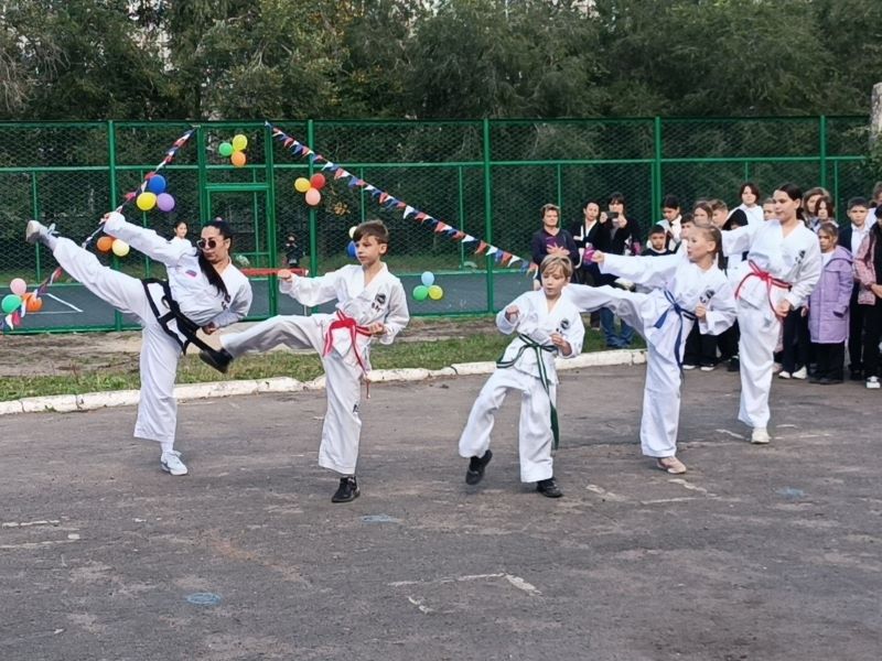 В школе № 78 открыли современную спортивную площадку.