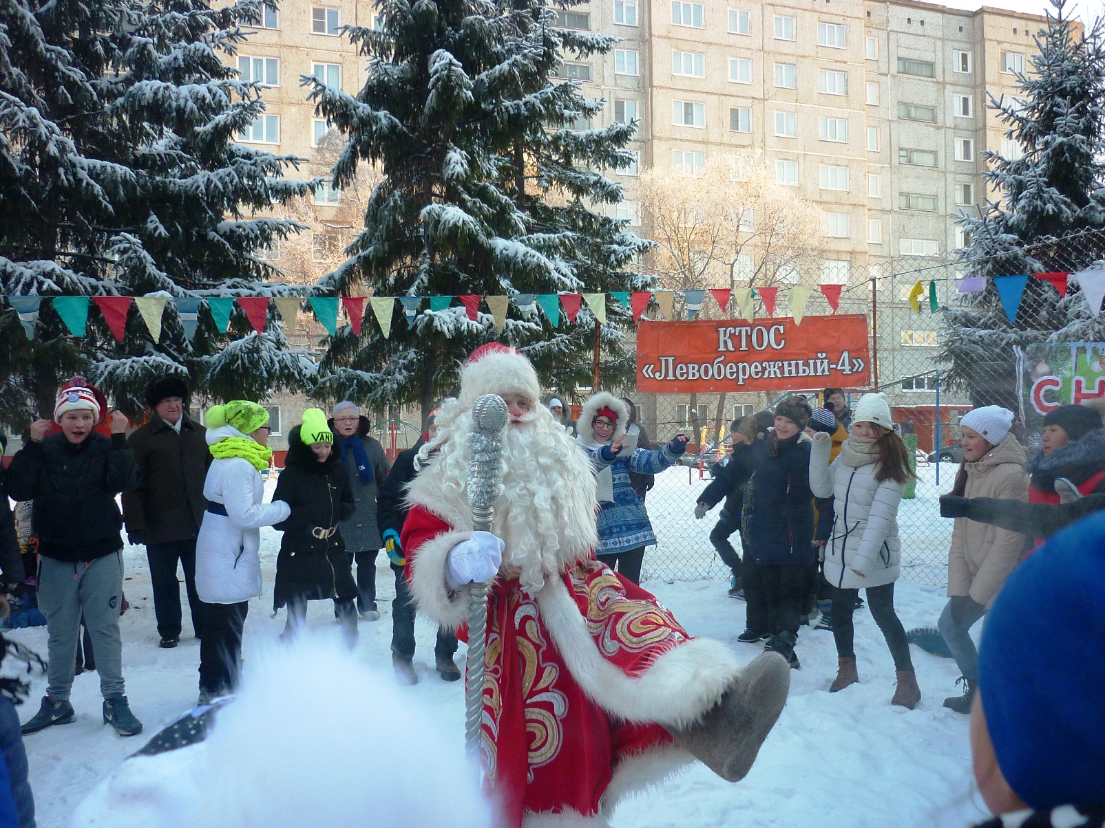 На Левобережье стартовали первые новогодние конкурсы.