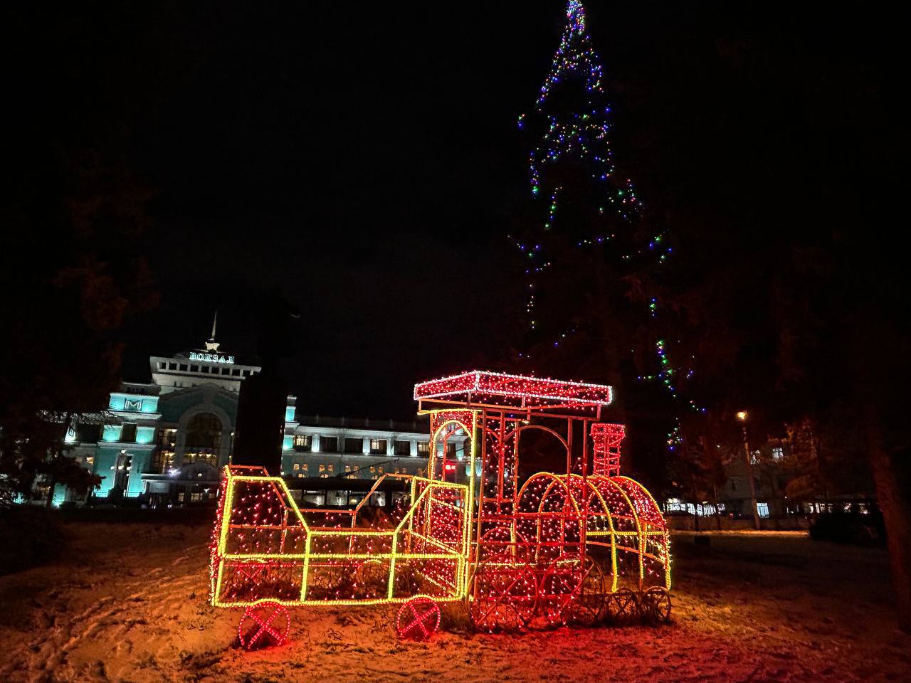 Ленинский округ преображается к новогодним праздникам.