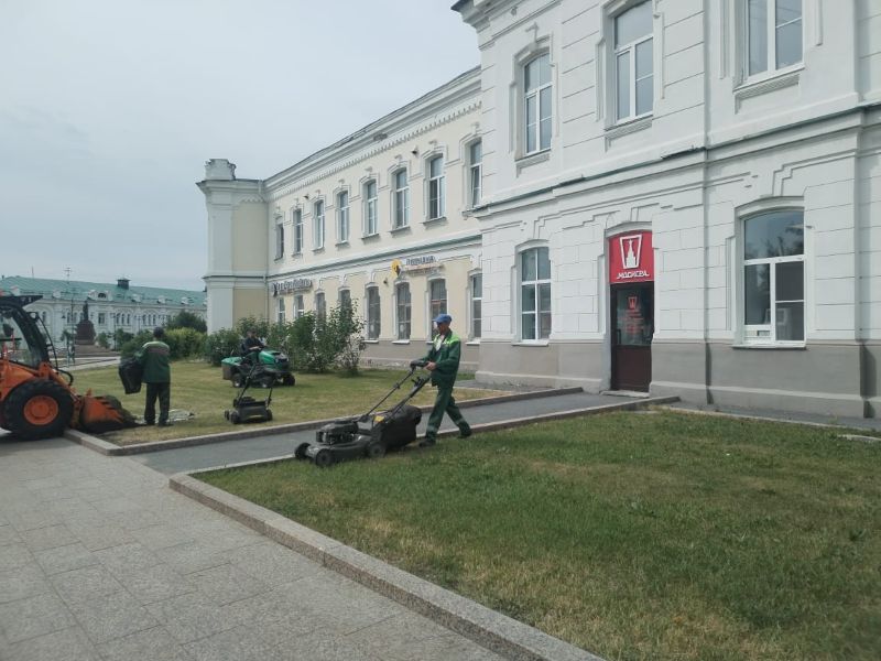 В Омске продолжаются работы по покосу травы на общественных территориях.