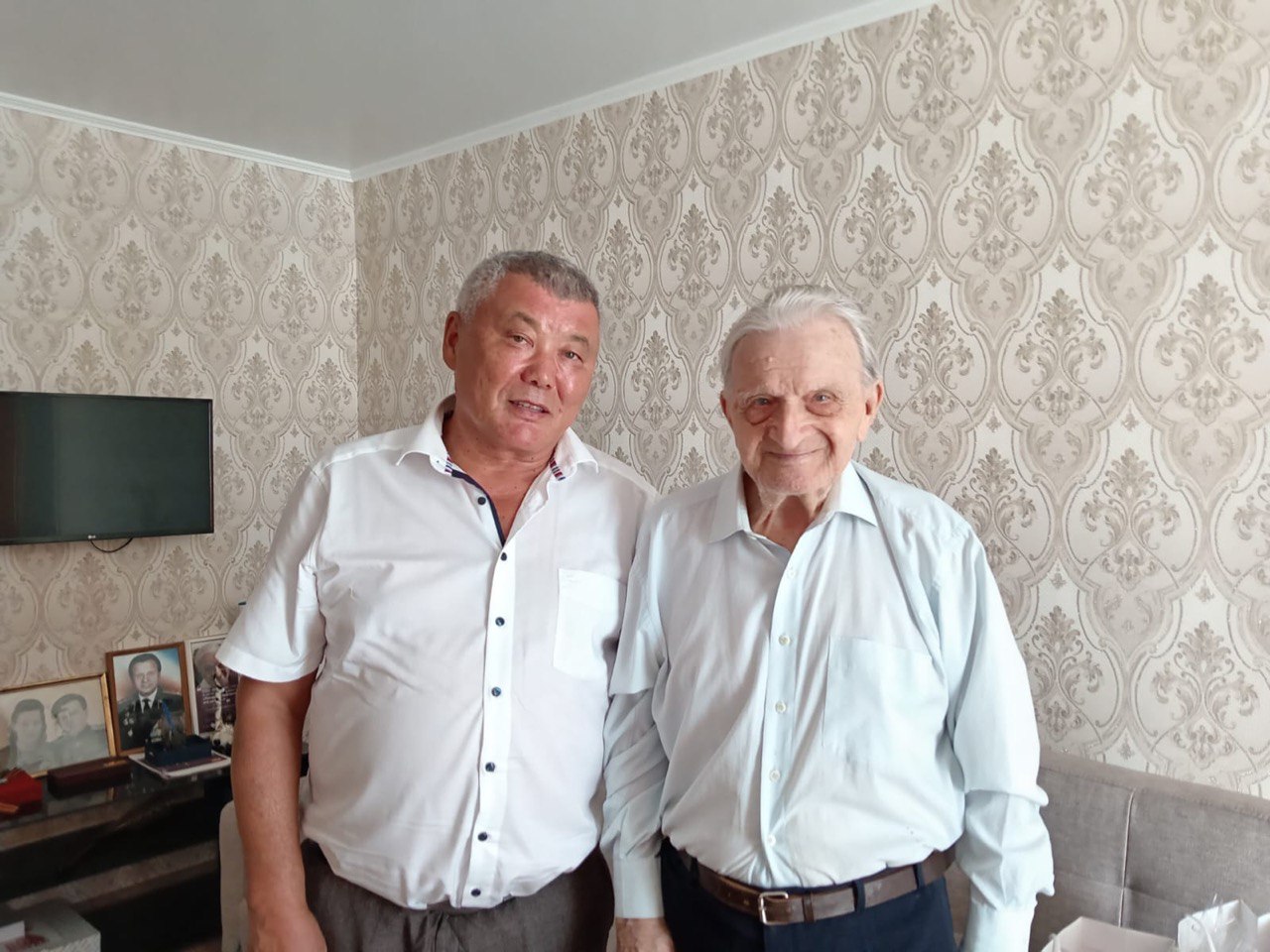 Глава Центрального округа поздравил участника Великой Отечественной войны с наступающим Днем города Омска и Омской области.