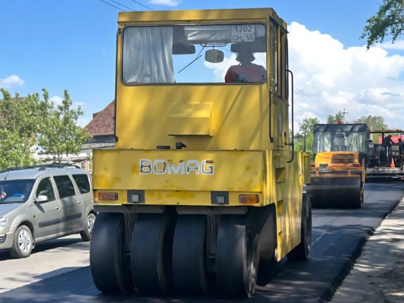 Мэр Омска сообщил о ходе ремонта городских дорог.