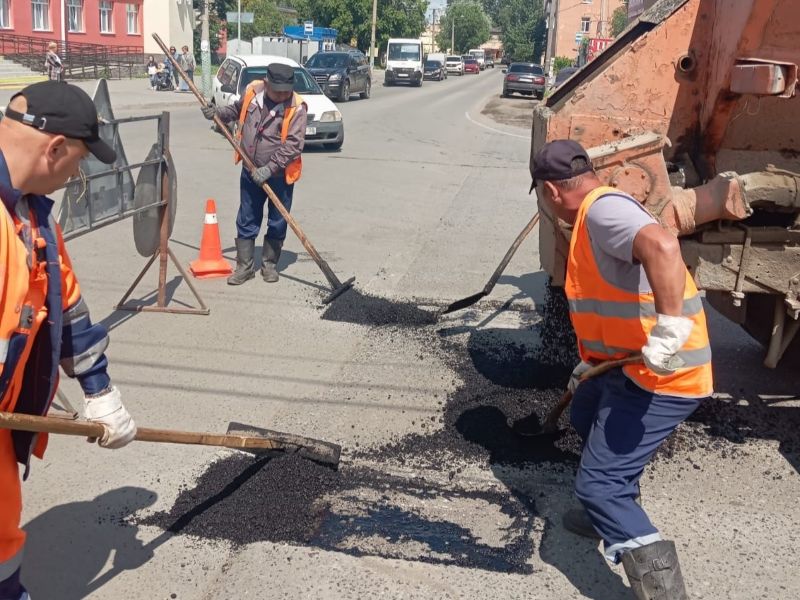 В Омске продолжаются работы по восстановлению улично-дорожной сети.
