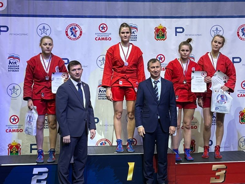 Омские спортсмены завоевали три медали в чемпионате по самбо.