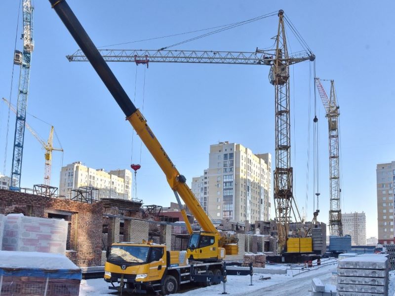 В новой школе в микрорайоне «Серебряный берег» устанавливают окна.