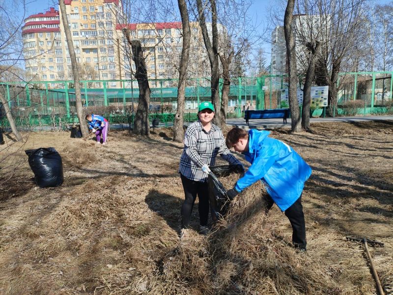 Сотрудники учреждений, подведомственных департаменту образования, вышли на уборку города.