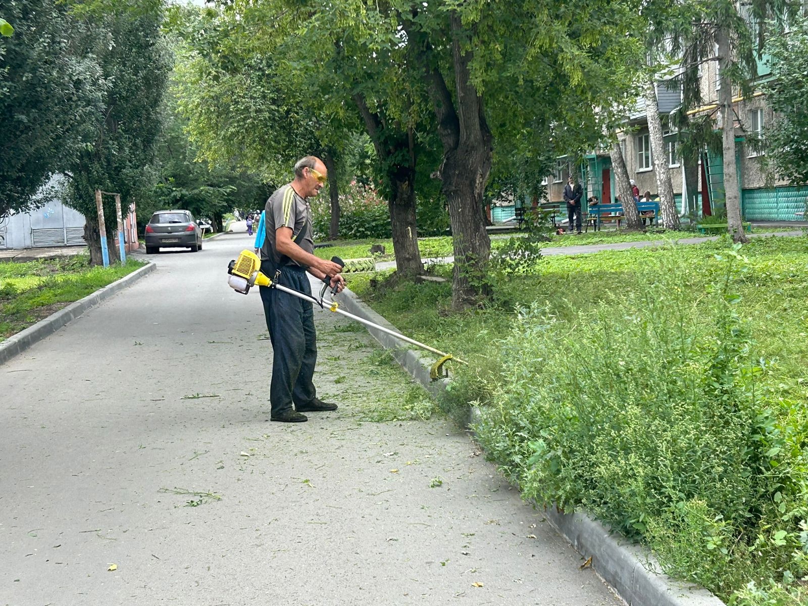 На территории Ленинского округа продолжается работа по летнему содержанию территорий.