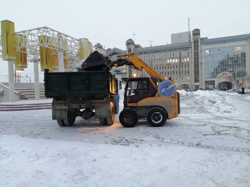 В Омске продолжается работа по уборке снега и наледи.