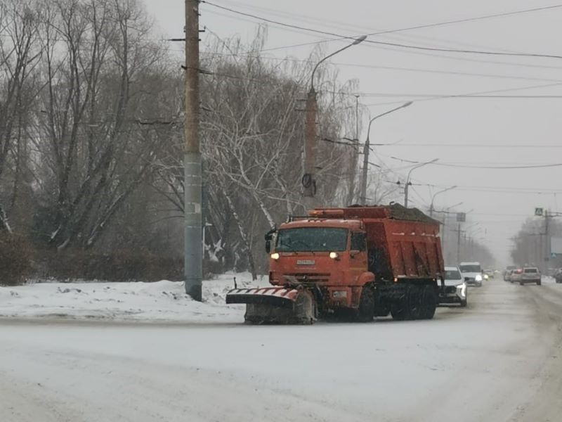 Дорожные службы выводят дополнительную спецтехнику на прометание дорог.