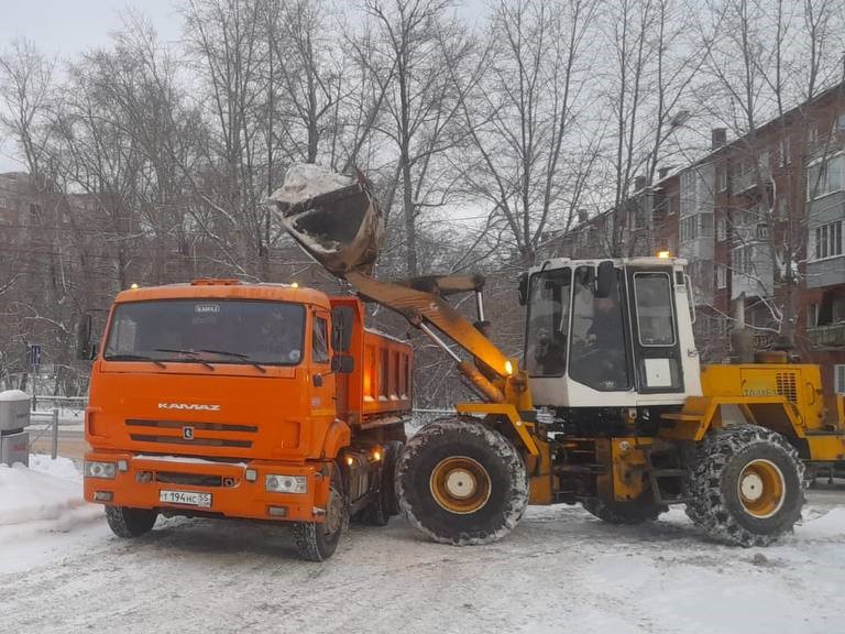 Дорожные службы усилили расчистку дорог в Омске.