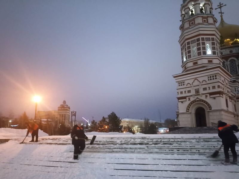 В канун Рождества дорожники очищают подходы к храмам.