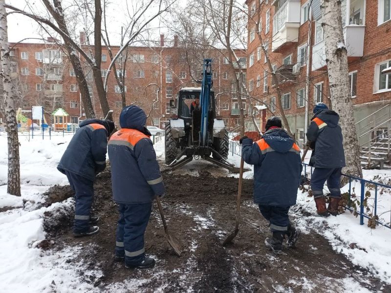 Специалисты АО «Тепловая компания» проводят работы по благоустройству после окончания ремонта на сетях.