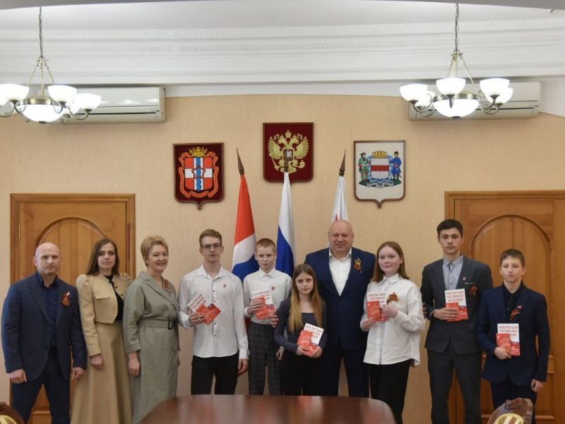 Сергей Шелест вручил паспорта юным омичам.