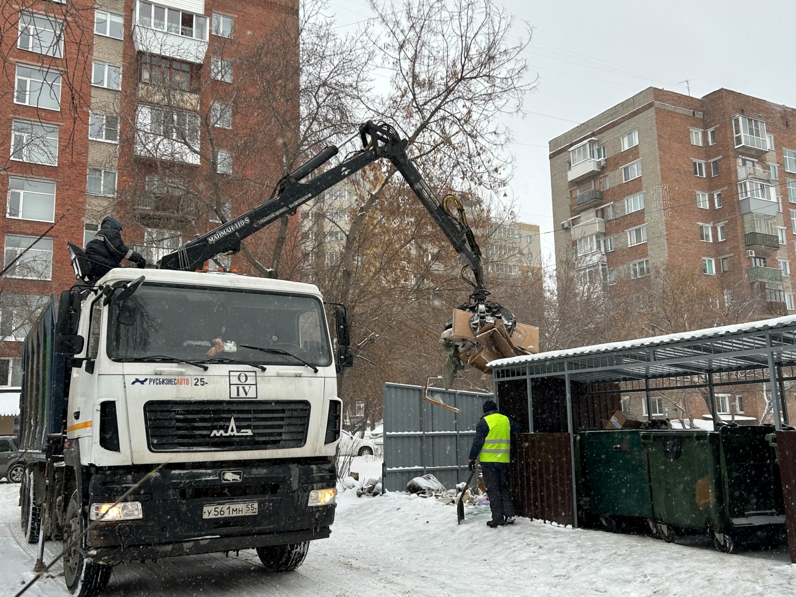 В новогодние праздники управляющие организации Ленинского округа скорректируют объемы работ по уборке мусора.