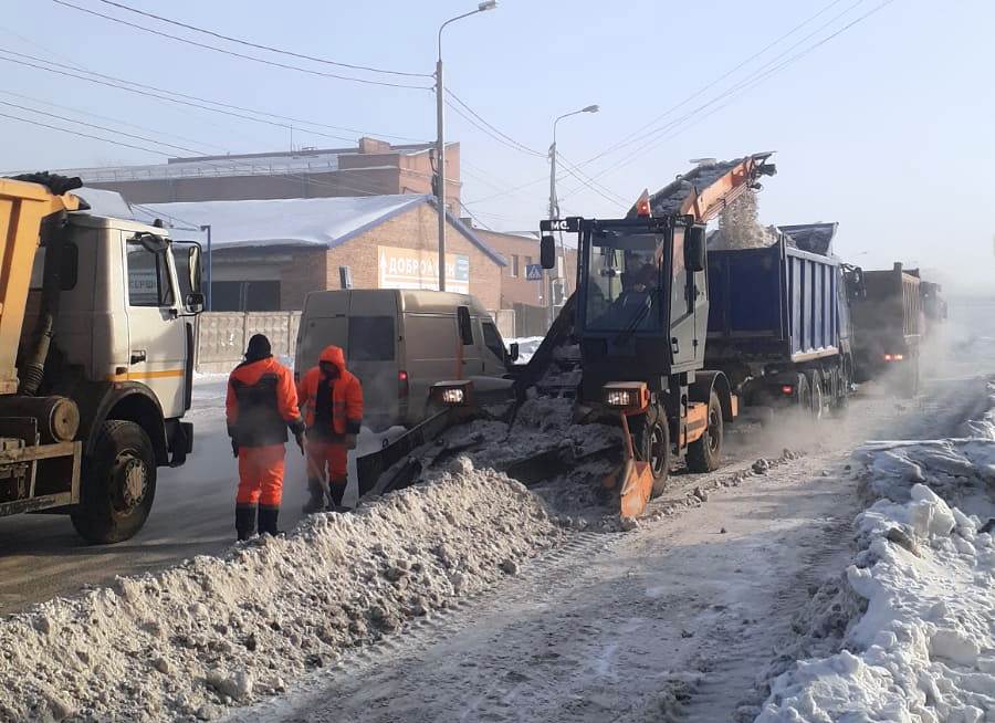 В Омске продолжают убирать снег и наледь, несмотря на морозную погоду.