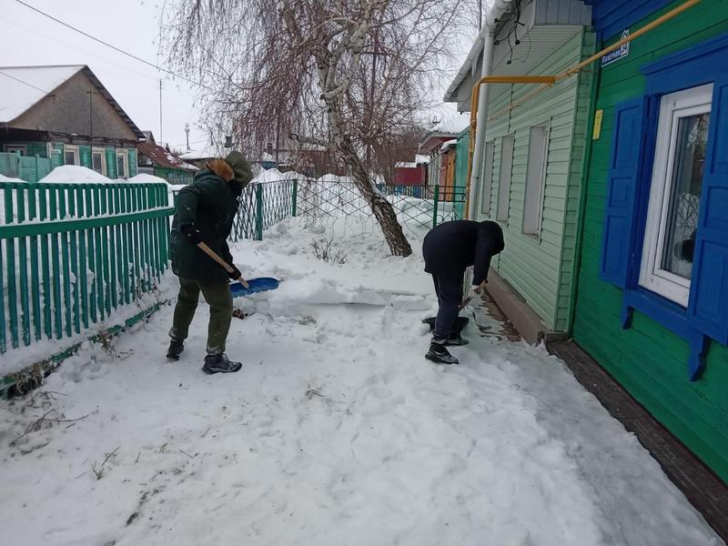 Студенты помогли убрать снег семье мобилизованного.