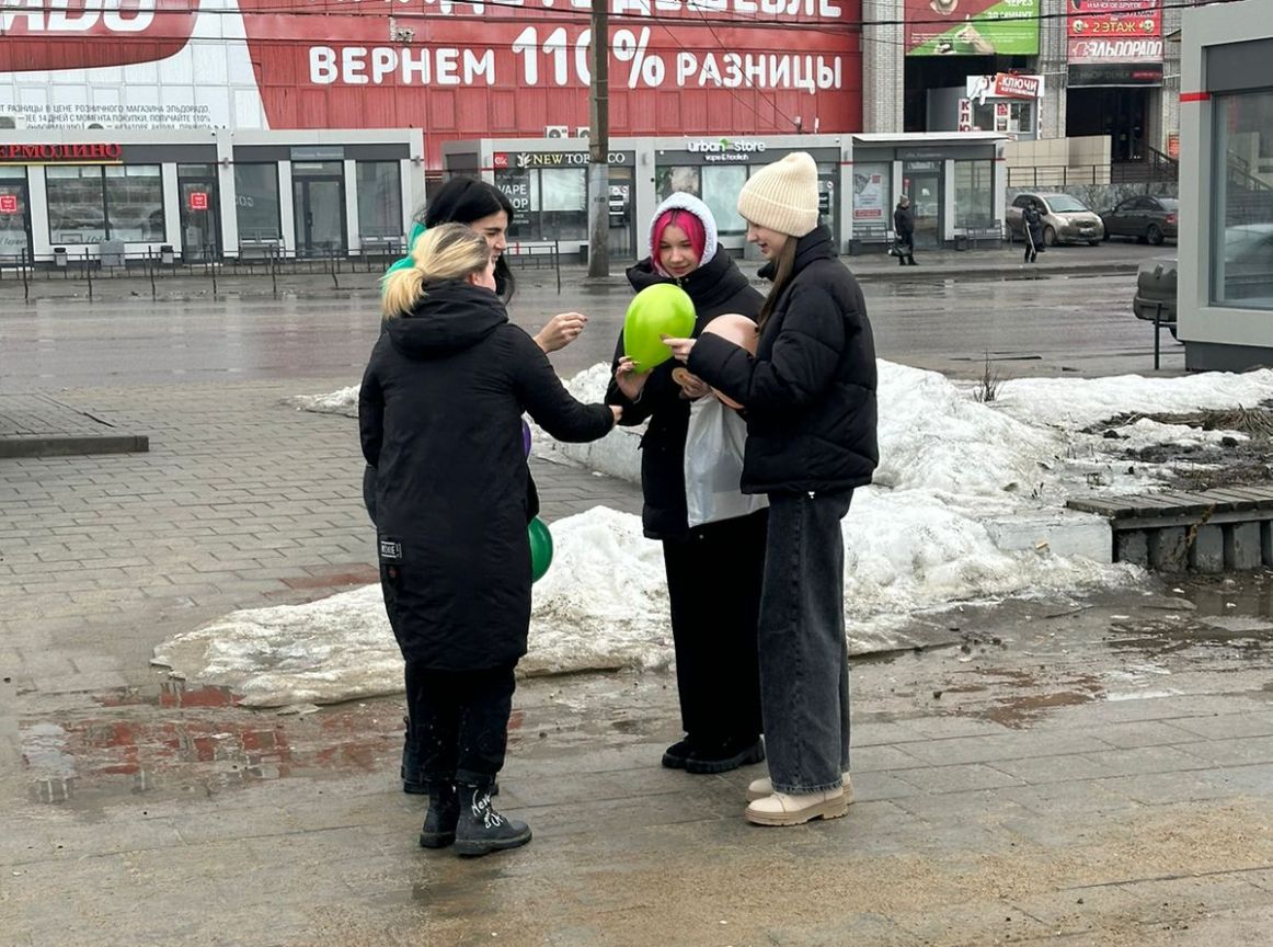 На площади Лицкевича омичам дарили воздушные шары и приглашали проголосовать за благоустройство города.