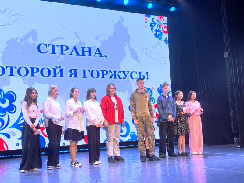 Юным жителям Советского округа в рамках празднования Дня России вручили паспорта.