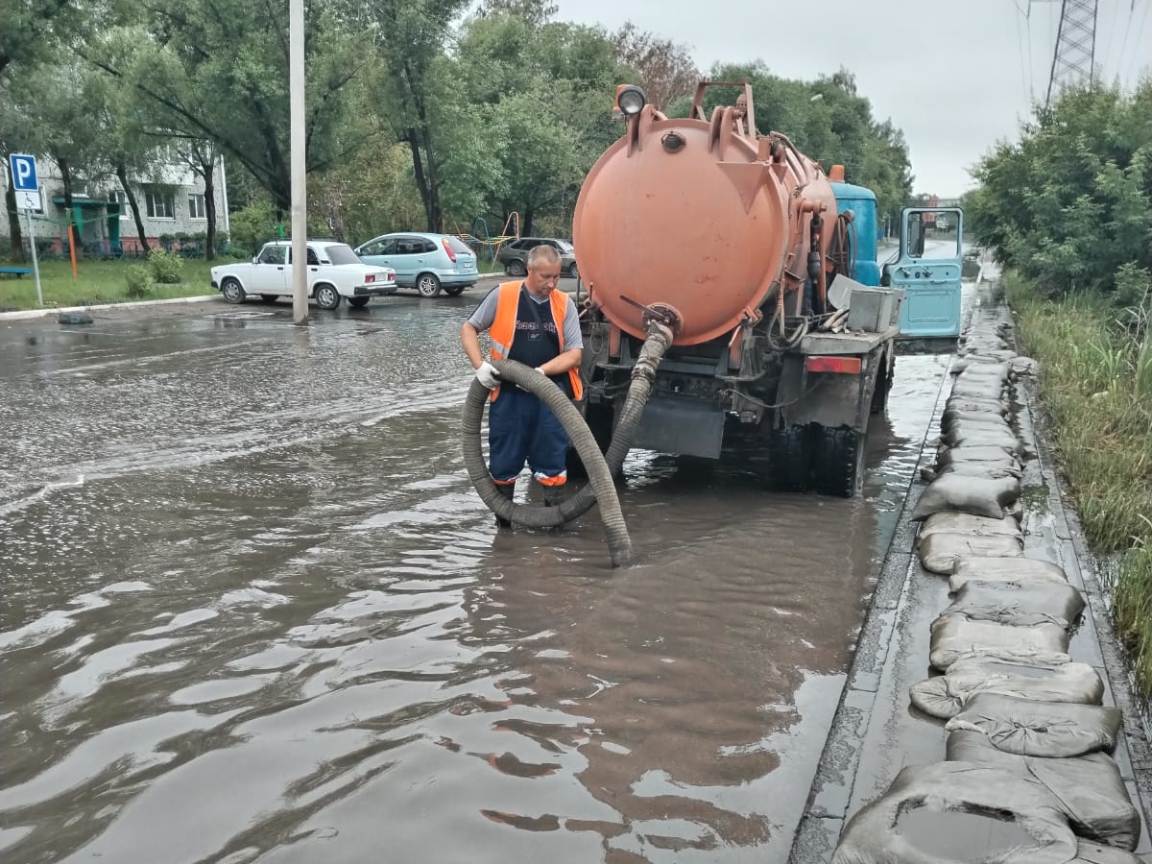 Дорожные службы продолжают откачку воды.