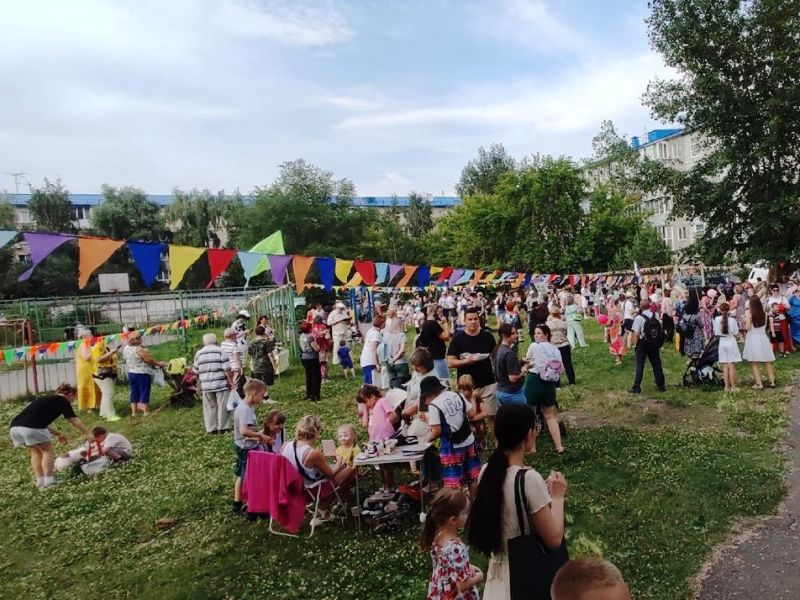 Во дворах Советского округа стартовали праздничные мероприятия.