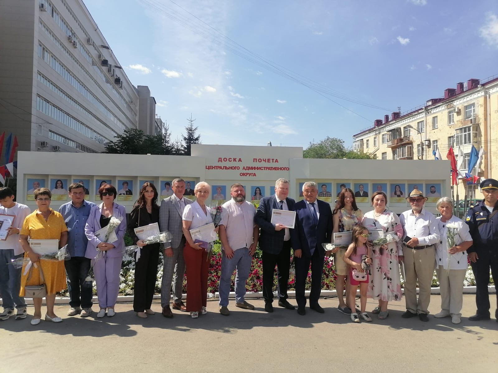 В Центральном округе открылась обновленная Доска Почета.