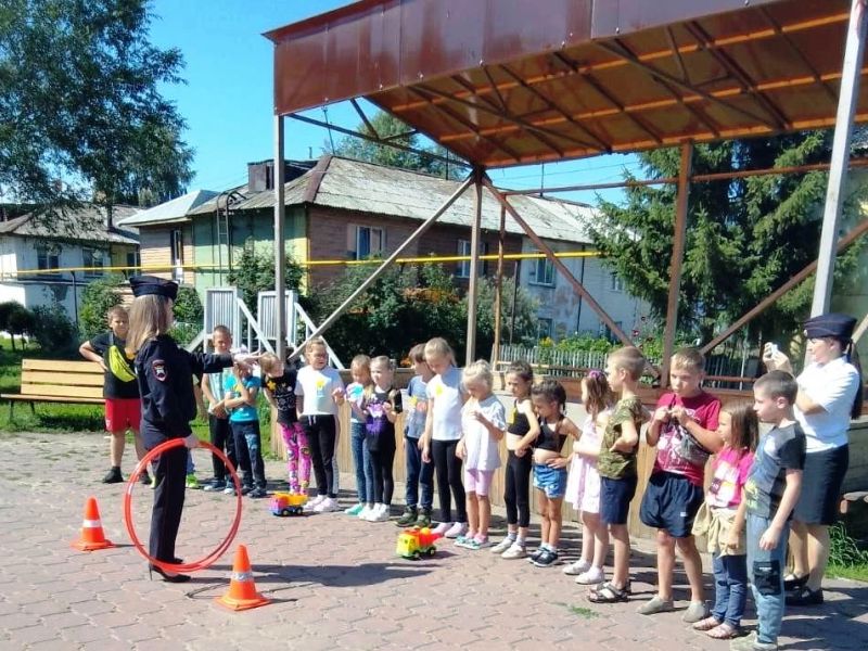 В Ленинском округе для детей прошло путешествие в страну дорожных знаков.