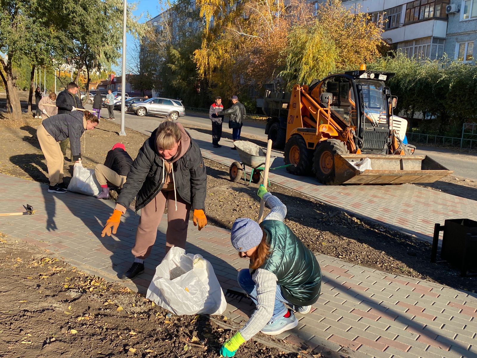 На Левобережье убрали от мусора общественные территории.