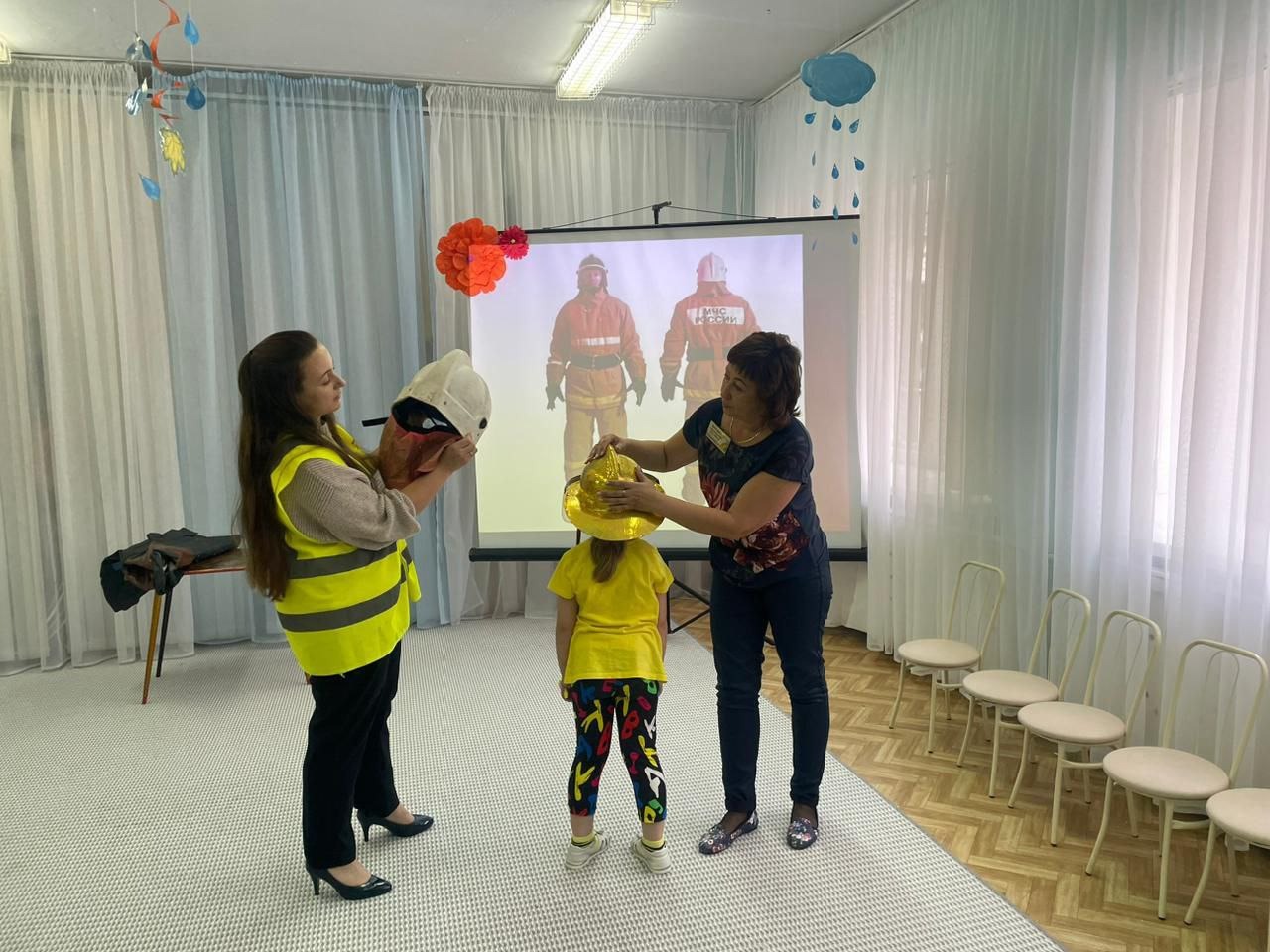 В омских детских садах проходят занятия по пожарной безопасности.