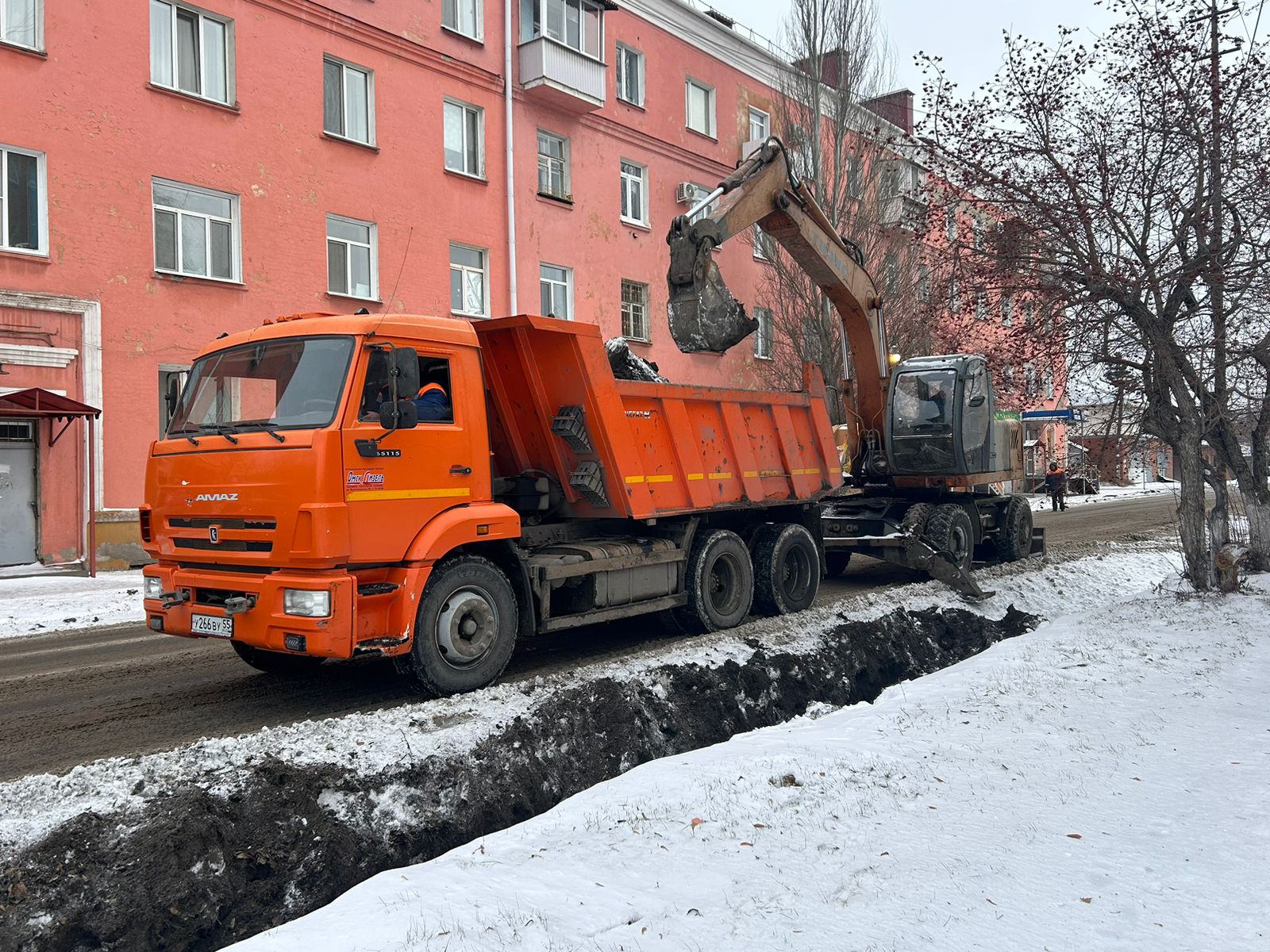 На территории Ленинского округа проводят мероприятия для отвода воды с проблемных участков.