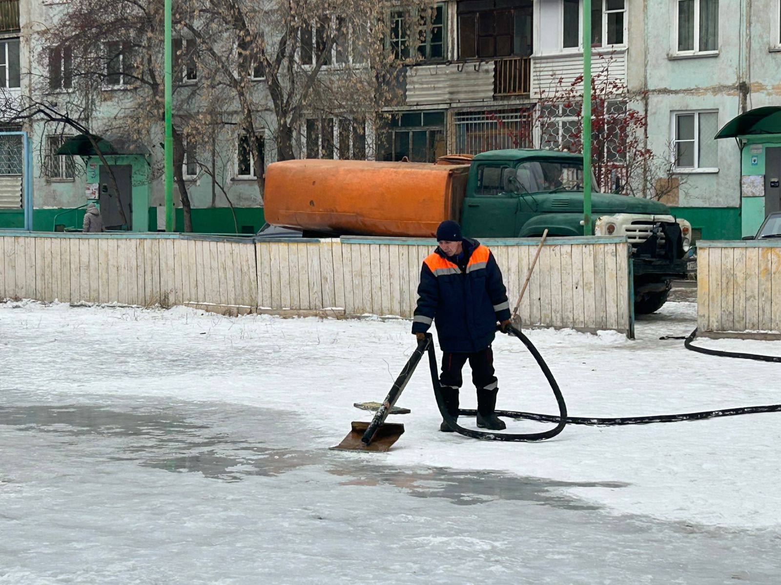 В Ленинском округе проходит процесс заливки дворовых хоккейных площадок.