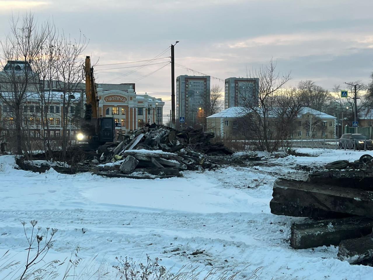 Участок в Октябрьском округе Омска очистили от незаконной стоянки и мусора.