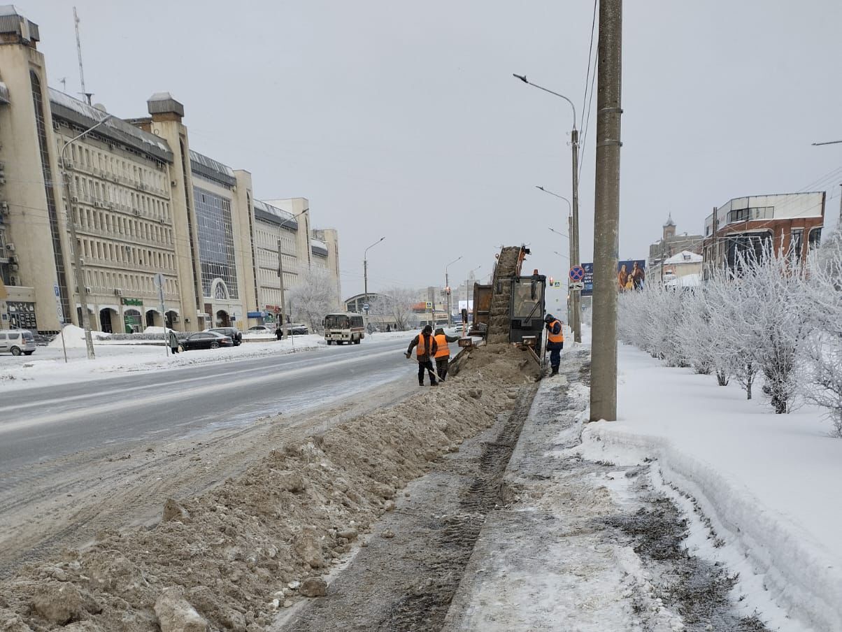 В новогодние каникулы дорожники продолжают уборку города.