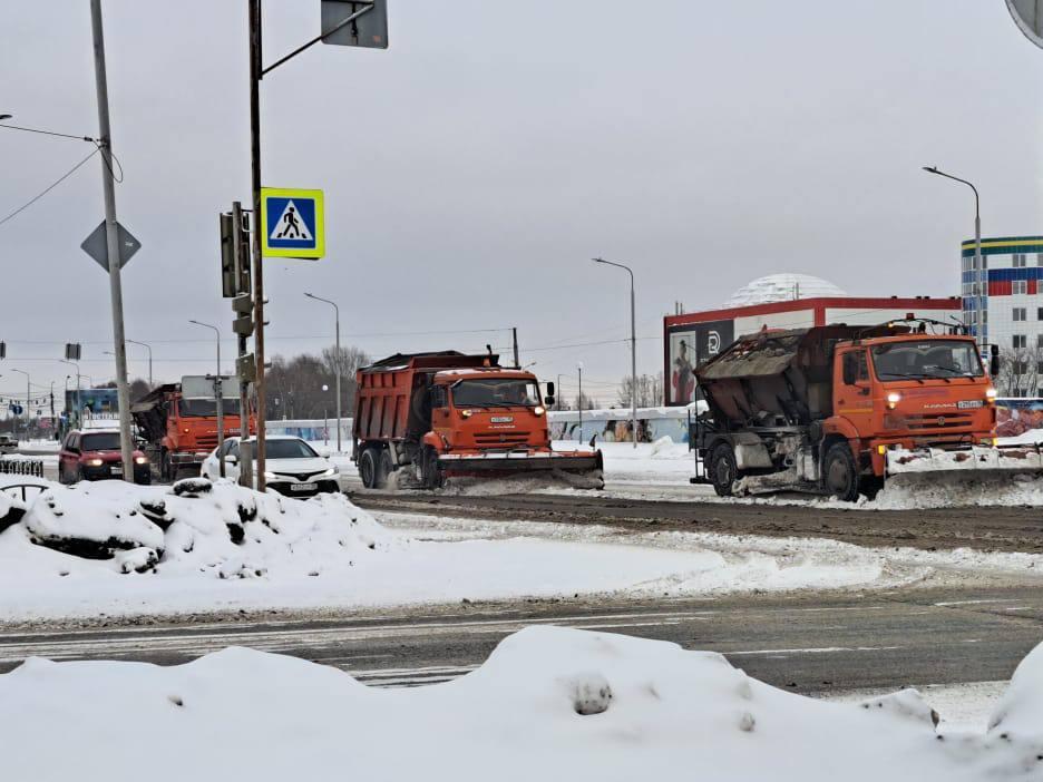 Мэр Омска распорядился вывести на ночную уборку города 70 единиц дорожной техники.